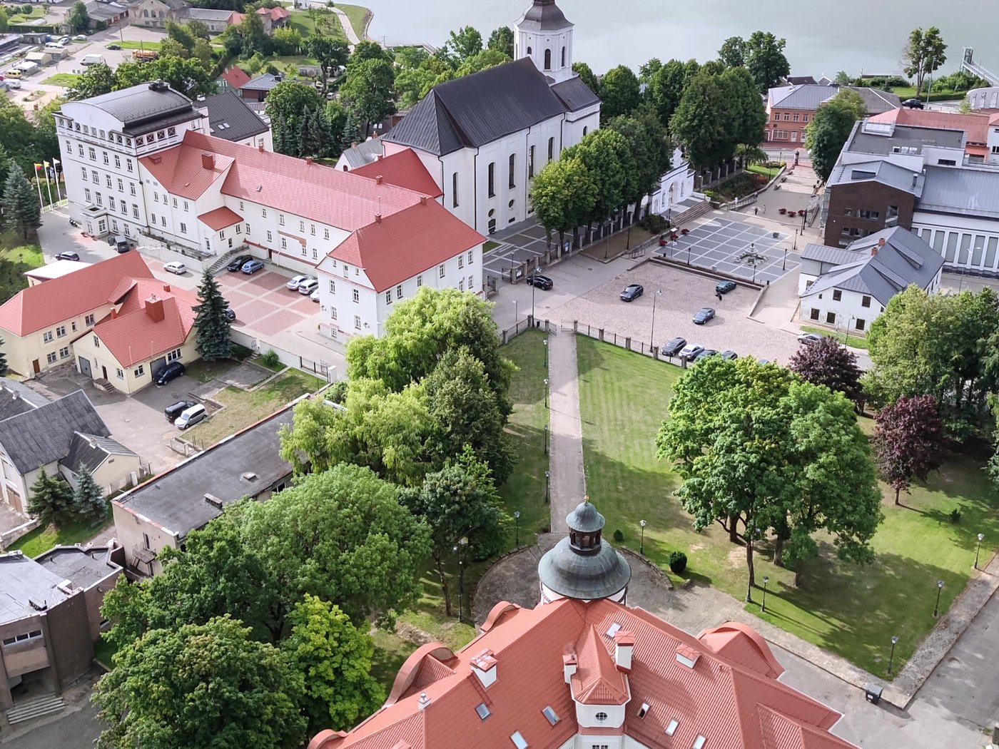 Telšių senamiestis iš paukščio skrydžio: bažnyčia, pagrindinė aikštė ir raudoni stogai